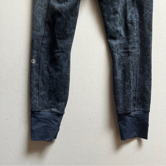 Lululemon Athletica En Route Blue Paisley Patterned Cropped Leggings Sz M - Picture 6 of 10